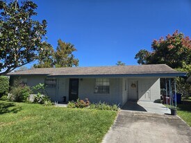 413 Tennessee Ave in St. Cloud, FL - Building Photo