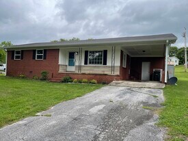 512 Madison Ave in Sparta, TN - Building Photo