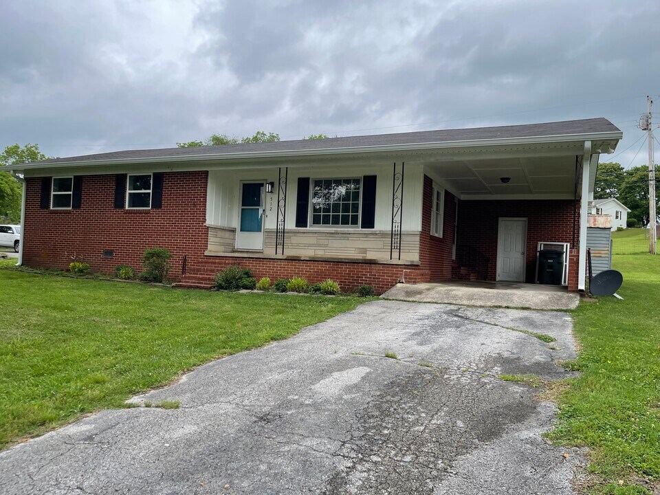 512 Madison Ave in Sparta, TN - Building Photo