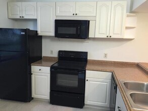 3636 Whitehall Dr-Unit -106 in West Palm Beach, FL - Building Photo - Building Photo