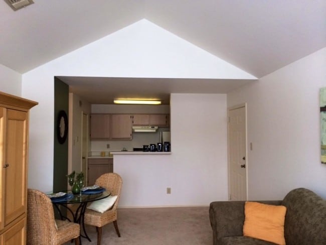 St. James Place in Milwaukee, WI - Foto de edificio - Interior Photo