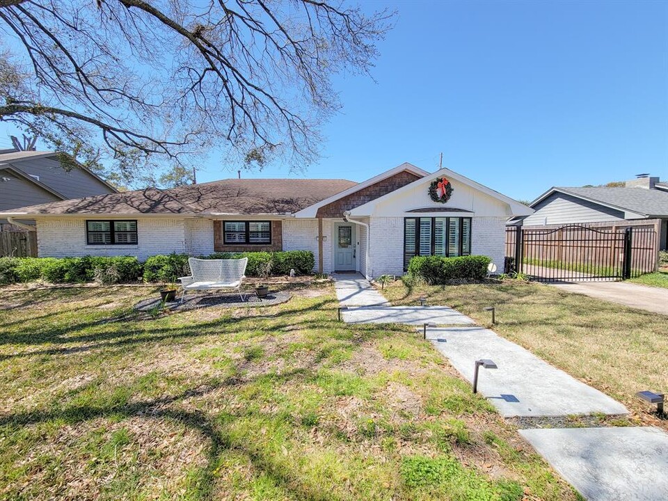 4915 Brian Haven Dr in Houston, TX - Building Photo