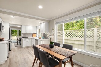 17704 NE 34th St in Redmond, WA - Foto de edificio - Building Photo