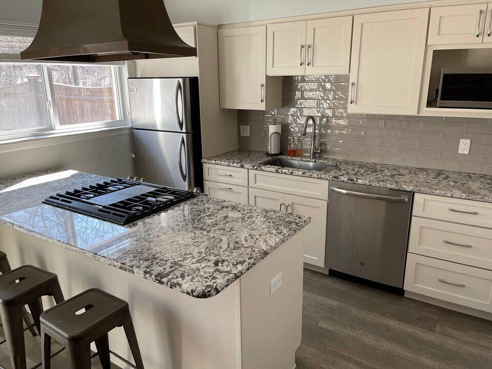 152 Jamestown Dr, Unit 152 Jamestown drive in Springfield, MA - Building Photo