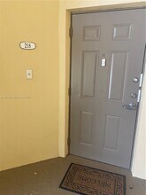 8800 NW 107 Ct in Doral, FL - Foto de edificio - Building Photo