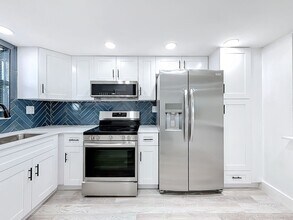 3150 W Rolling Hills Cir in Davie, FL - Building Photo - Building Photo