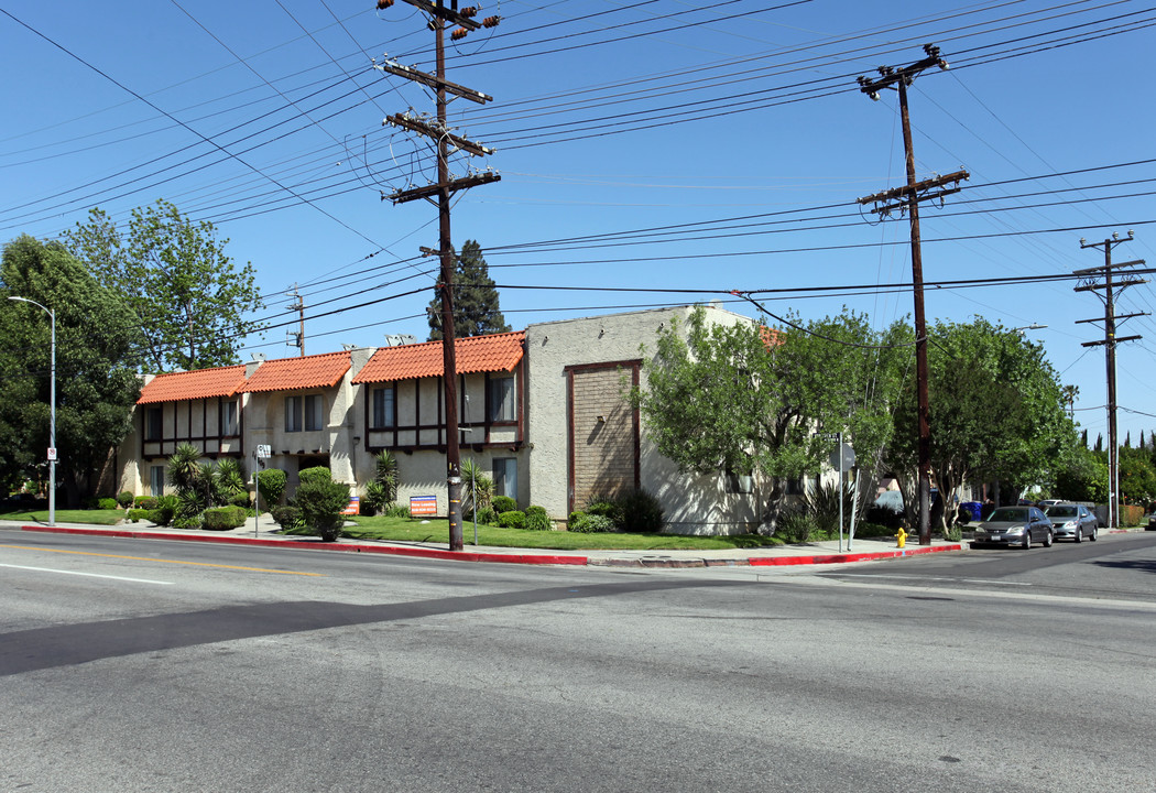 16609 Vanowen St in Van Nuys, CA - Foto de edificio