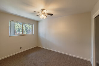 Farnum Apartments in Royal Oak, MI - Building Photo - Interior Photo