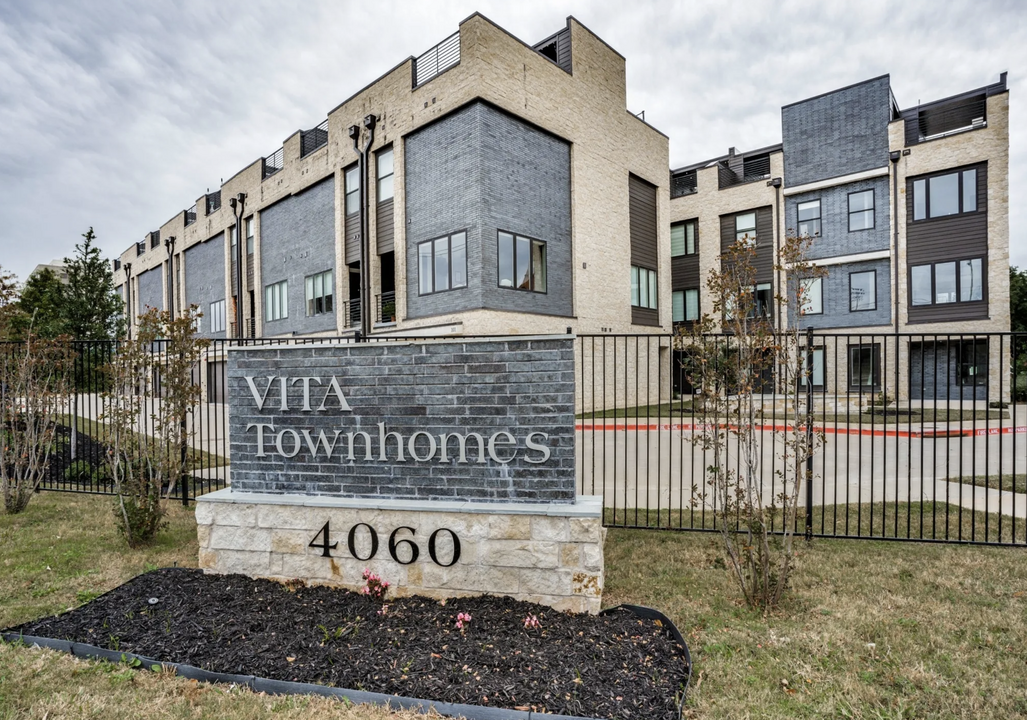 4060 Spring Valley Rd, Unit 103 in Farmers Branch, TX - Building Photo