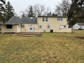 14220 Ranch Rd in Brookfield, WI - Foto de edificio - Building Photo