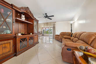 2638 Gately Dr E in West Palm Beach, FL - Building Photo - Building Photo