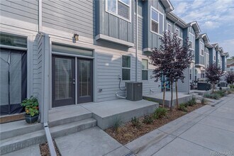 1049 Oak Cir in Lakewood, CO - Building Photo - Building Photo