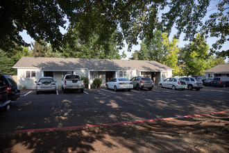 Silverleaf Apartments in Salem, OR - Building Photo - Building Photo