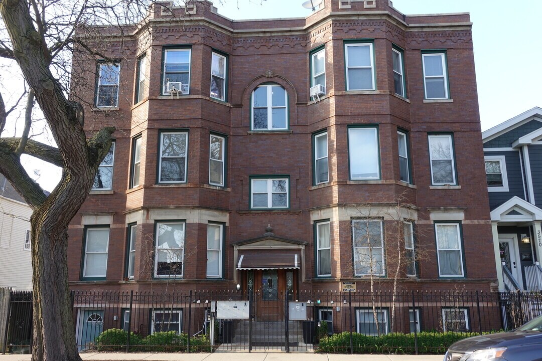 3572 W Cortland St in Chicago, IL - Building Photo