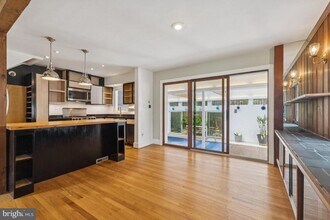 1610 N Greenbrier St in Arlington, VA - Building Photo - Building Photo