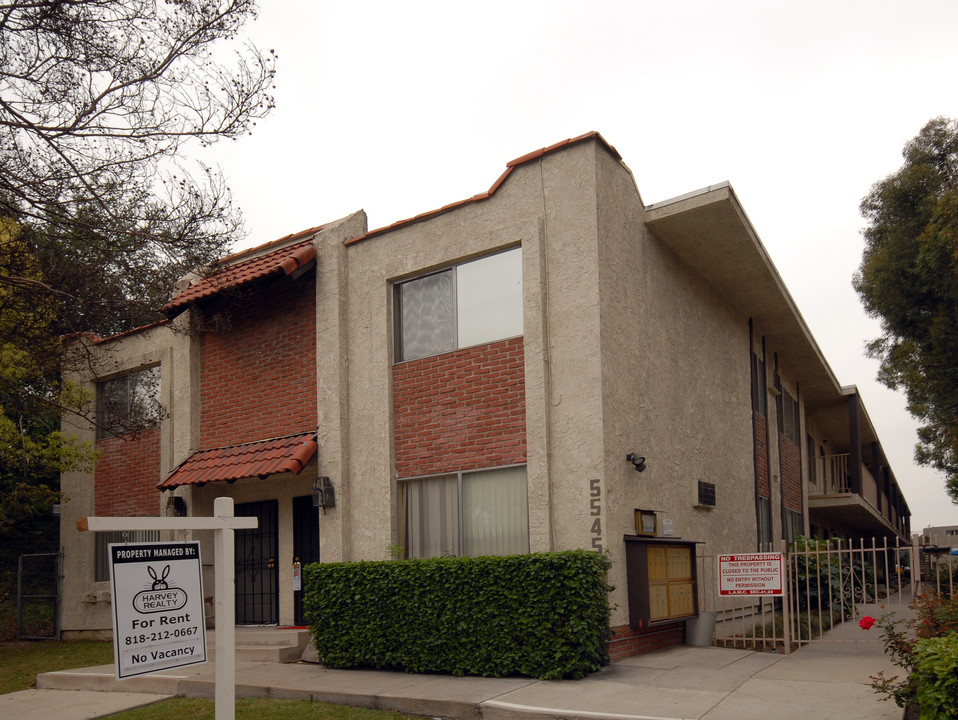 5545 Lindley Ave in Tarzana, CA - Building Photo