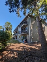 6007 Lakeview Dr in Kirkland, WA - Building Photo - Building Photo