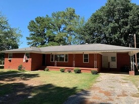 258 Prince Charles Dr in Fayetteville, NC - Building Photo