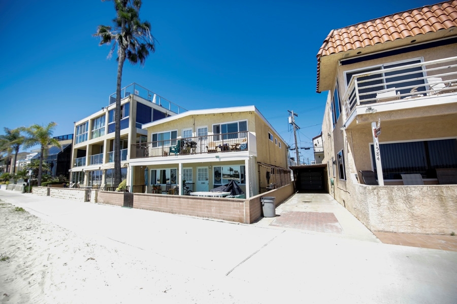 Mission Beach Bayfront Apartments in San Diego, CA - Building Photo