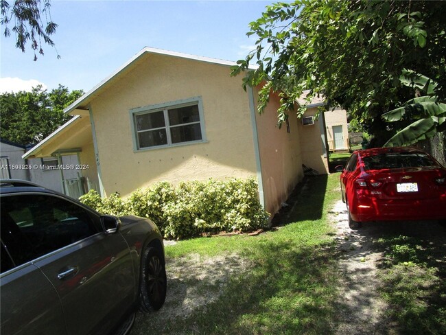 349 Cypress Ave in Pahokee, FL - Foto de edificio - Building Photo