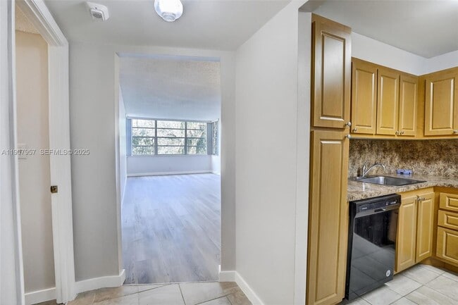 6500 Cypress Rd in Plantation, FL - Building Photo - Building Photo