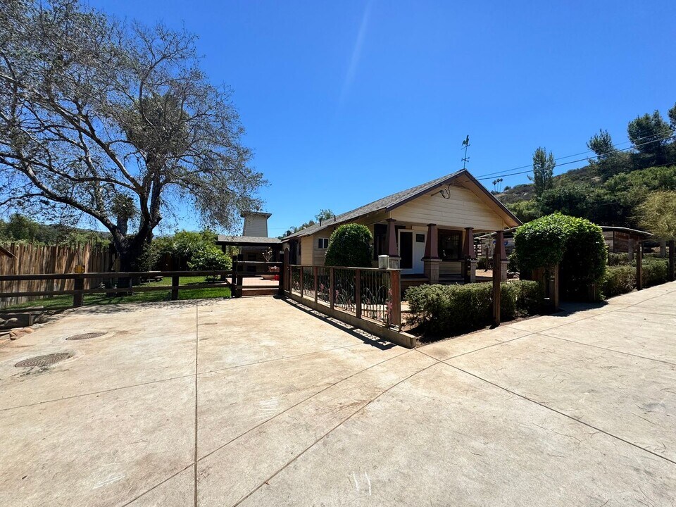 15806 Olde Hwy 80 in El Cajon, CA - Building Photo