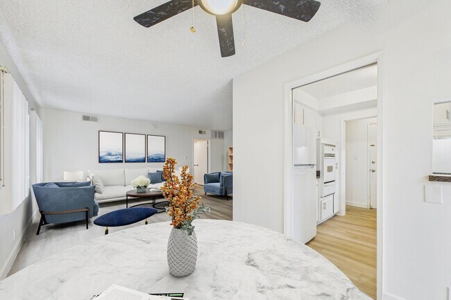 Dickens Apartments in Sherman Oaks, CA - Foto de edificio - Building Photo