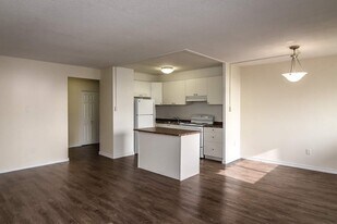 Fontainebleau Apartments in Hamilton, ON - Building Photo