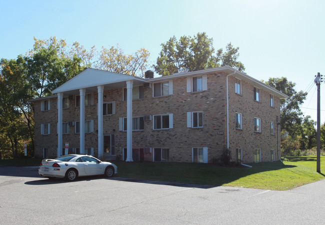 Colonial Apartments in Golden Valley, MN - Foto de edificio - Building Photo