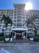 3100 N Palm Aire Dr, Unit 204 in Pompano Beach, FL - Building Photo
