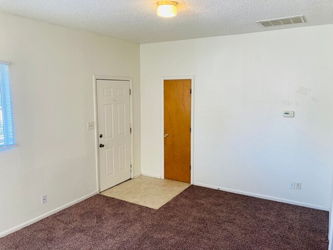 305 E Grandview Dr in Junction City, KS - Building Photo - Building Photo