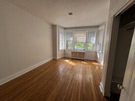 215 Saint Paul St, Unit #1 in Brookline, MA - Foto de edificio - Building Photo