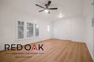 704 W 54th St in Los Angeles, CA - Building Photo