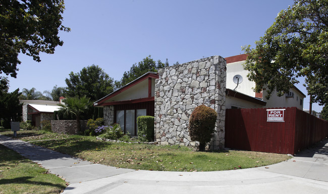 1909 E Wilshire Ave in Fullerton, CA - Building Photo - Building Photo