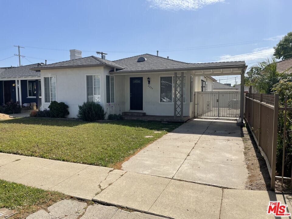 2830 S Holt Ave in Los Angeles, CA - Building Photo