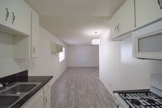 6954 Woodman Ave, Unit 10 in Los Angeles, CA - Building Photo - Building Photo