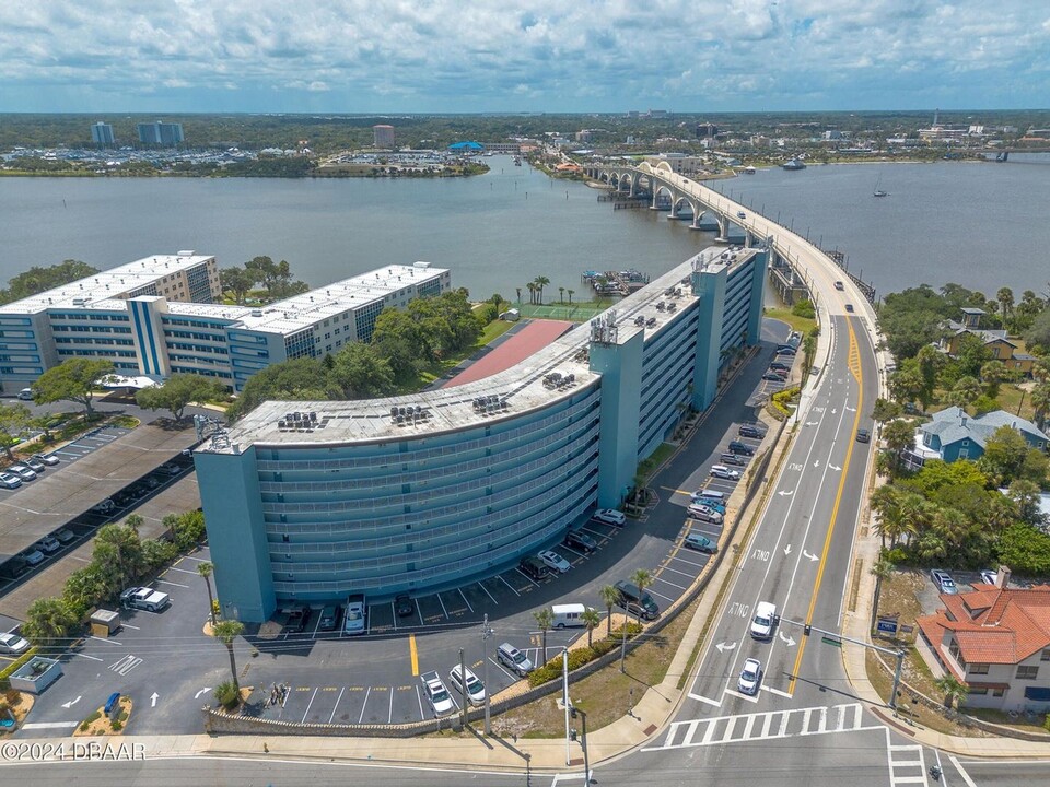 100 Silver Beach Ave in Daytona Beach, FL - Building Photo