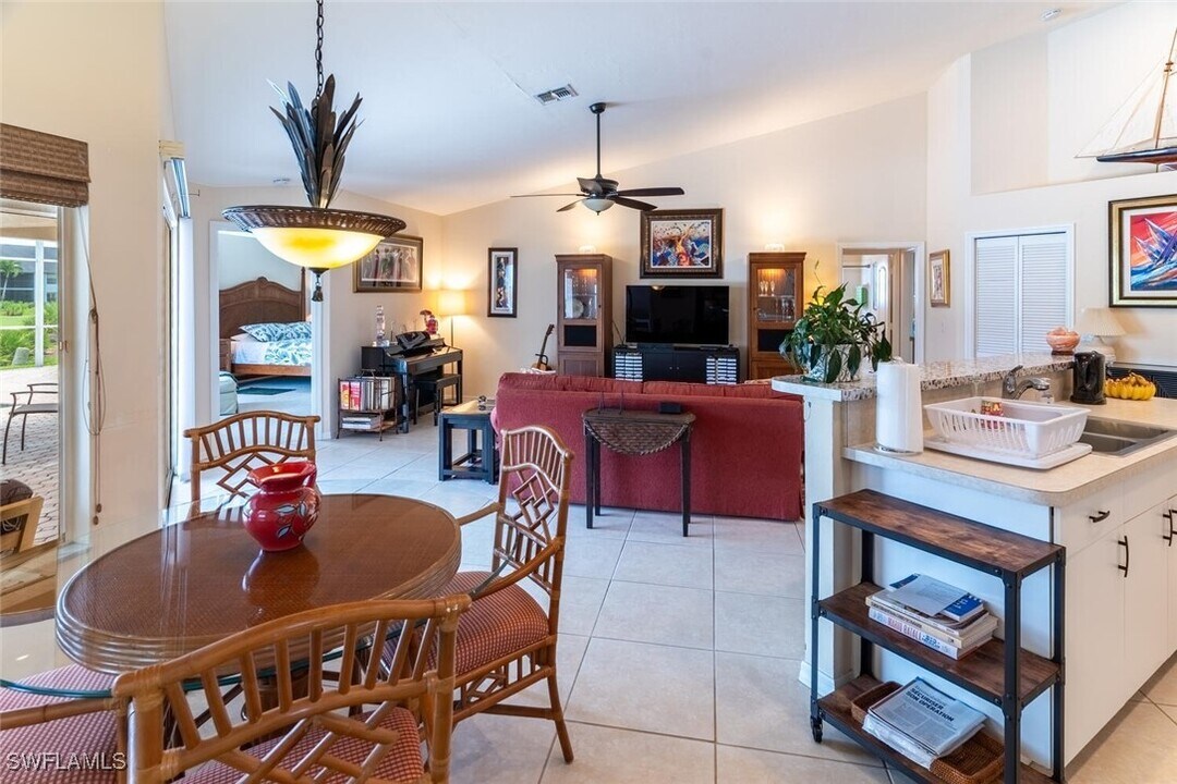 458 Countryside Dr in Naples, FL - Building Photo