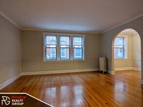 546 W Surf St, Unit #546.5-S1 in Chicago, IL - Foto de edificio - Building Photo