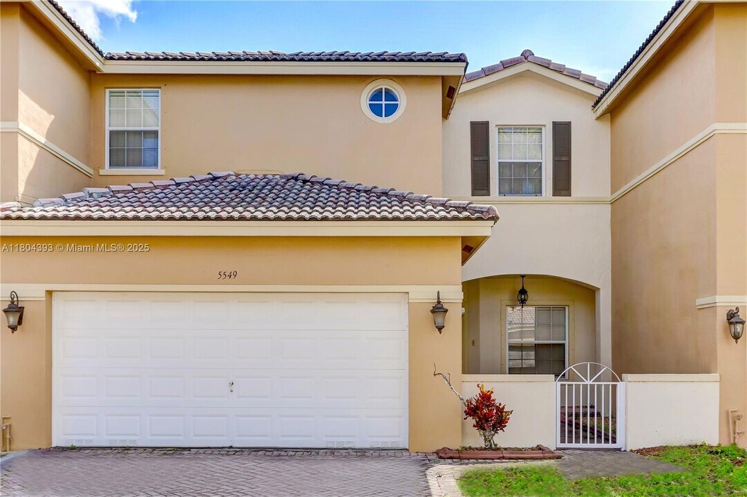 5549 NW 113th Ct in Doral, FL - Building Photo