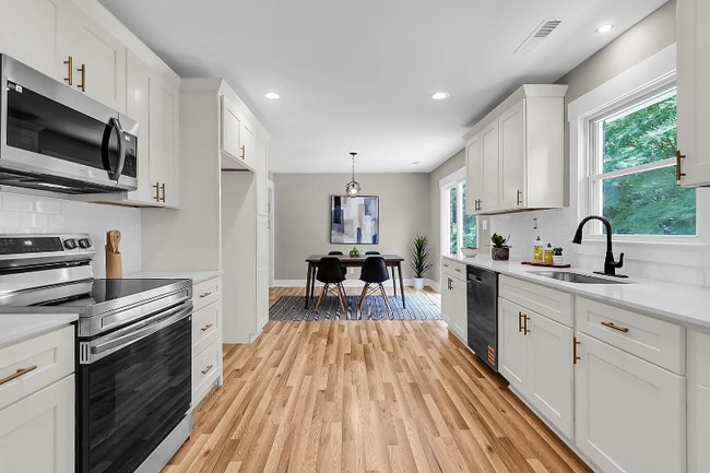 6305 Lucille Dr in North Charleston, SC - Building Photo - Building Photo