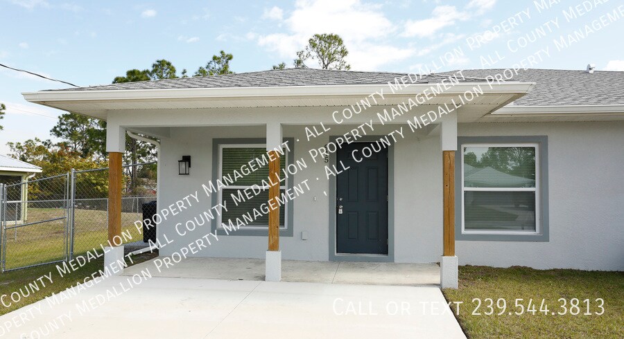 915 Graystone Ave in Lehigh Acres, FL - Building Photo