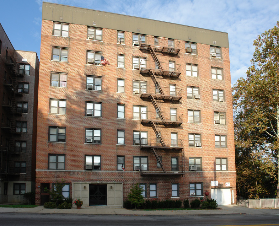 585 Mclean Ave in Yonkers, NY - Building Photo