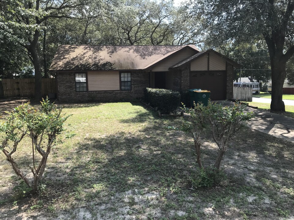 101 Claire Dr in Crestview, FL - Building Photo