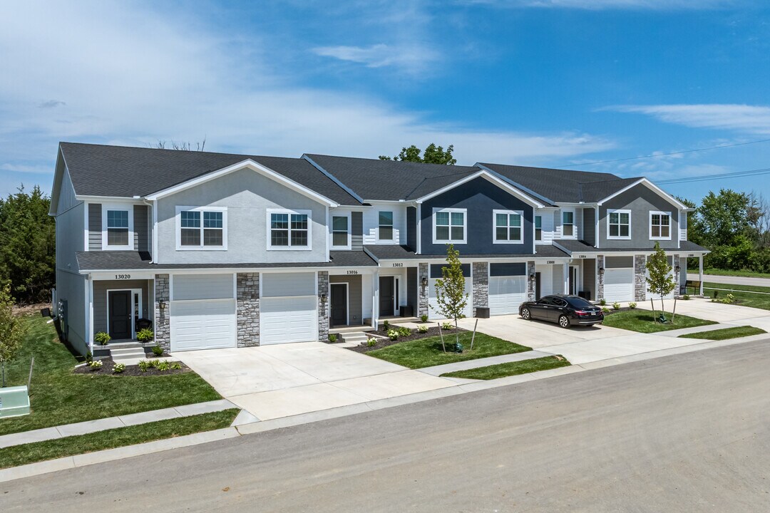 Sandstone Townhomes in Bonner Springs, KS - Building Photo