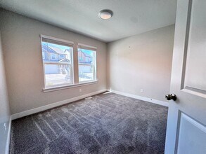 12339 Remy Rd in Herriman, UT - Foto de edificio - Building Photo