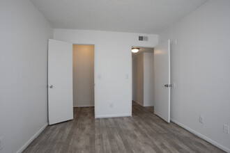 Mountain Lakes Apartments in Tucson, AZ - Building Photo - Interior Photo
