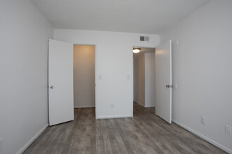 Mountain Lakes Apartments in Tucson, AZ - Building Photo - Interior Photo