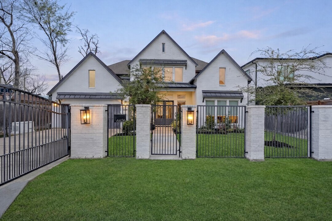 6626 Saxet St in Houston, TX - Building Photo