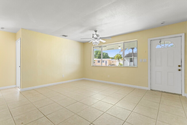 1831 SW 97th Ter in Miramar, FL - Foto de edificio - Building Photo